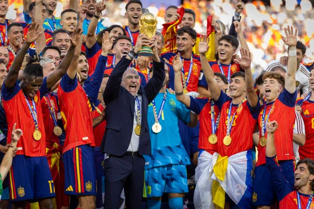 19.07.2026, Fussball Weltmeisterschaft 2026 in den USA, Finale, Spanien - Argentinien, im MetLife Stadium (New York New Jersey (East Rutherford)), Spanien ist Fussball Weltmeister 2026, Siegerehrung, Trainer Luis de la Fuente (Spanien) stemmt den Pokal in die Höhe, Lamine Yamal (Spanien), Fermin Lopez (Spanien) Fermin Lopez (Spanien), Nico Williams (Spanien) etc, ***FIFA regulations prohibit any use of photographs as image sequences and or quasi-video. EDITORIAL USE ONLY*** *** July 19, 2026, 2026 FIFA World Cup in the U.S., Final, Spain vs. Argentina, at MetLife Stadium in East Rutherford, New Jersey, near New York; Spain is the 2026 FIFA World Cup champion, Award ceremony: Coach Luis de la Fuente of Spain hoists the trophy; Lamine Yamal (Spain), Fermin Lopez (Spain), Fermin Lopez (Spain), Nico Williams (Spain), etc. ***FIFA regulations prohibit any use of photographs as image sequences and or quasi-video. EDITORIAL USE ONLY***