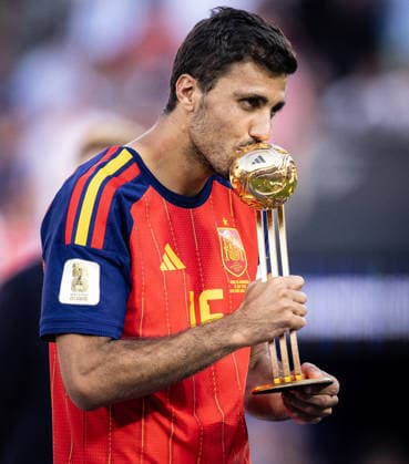 Rodri of Spain poses with the Most Valuable Player MVP award during the award ceremony of FIFA Men’s World Cup 2026 Final match between Spain and Argentina at New York New Jersey Stadium, in New Jersey on July 19th 2026 (Photo by Ricardo Nogueira SPP)  Copyright: xRicardoxNogueira SPPx Sportspressphoto_SPR194490