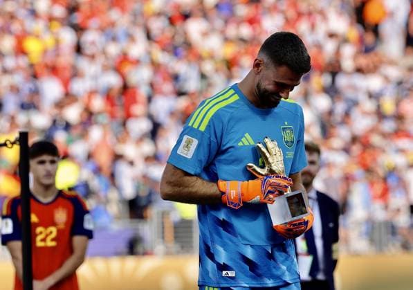 RECORD DATE NOT STATED Spain Champion of FIFA World Cup, WM, Weltmeisterschaft, Fussball 2026. (SPO) Spain Champion of FIFA World Cup 2026. July 19, 2026, New Jersey, USA: Simon Unai of Spain won the adidas Golden Glove Award as Spain defeat Argentina 1-0 to win the FIFA World Cup 2026 final at New York New Jersey stadium in New Jersey. Credit: Niyi Fote Thenews2(Foto: Niyi Fote Thenews2 imago images) SPO  Copyright: xNiyixFotex