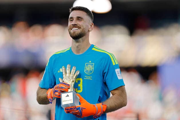 19th July 2026; New York New Jersey Stadium, East Rutherford, New Jersey, United States of America; FIFA World Cup, WM, Weltmeisterschaft, Fussball Final Football, Spain versus Argentina; Goalkeeper Unai Simon from Spain the Golden Glove award of the World Cup, pose for a photo after the match HeulerxAndrey DiaEsportivo