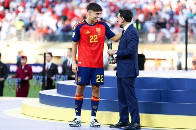 July 19, 2026, East Rutherford, Nj, United States: Pau Cubarsi player os Spain is named the best young player of the 2026 FIFA World Cup, WM, Weltmeisterschaft, Fussball and receives the Young Player Award after Spain s 1Ã¢â‚¬0 victory over Argentina at New York New Jersey Stadium, in East Rutherford, United States, on Sunday, July 19, 2026.(Foto: Brazil Photo Press Brazil Photo Press) INTERNATIONAL FIFA World Cup 2026 - Final - Spain V Argentina  - ZUMAv122 20260719_aap_v122_267 Copyright: xWilliamxVolcovx