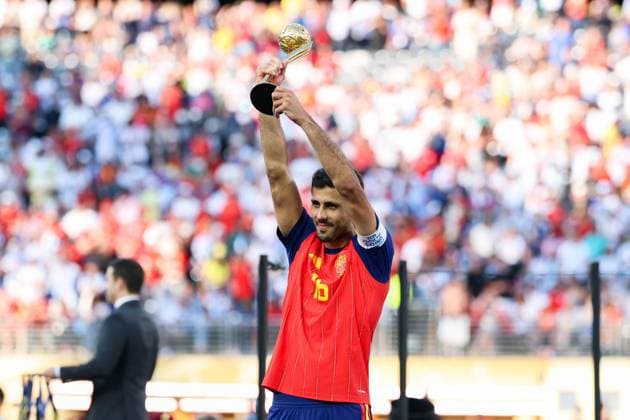 July 19, 2026, East Rutherford, Nj, United States: Rodri player of Spain is named the best player of the 2026 FIFA World Cup, WM, Weltmeisterschaft, Fussball and receives the Golden Ball after Spain s 1Ã¢â‚¬0 victory over Argentina at New York New Jersey Stadium, in East Rutherford, United States, on Sunday, July 19, 2026.(Foto: Brazil Photo Press Brazil Photo Press) INTERNATIONAL FIFA World Cup 2026 - Final - Spain V Argentina  - ZUMAv122 20260719_aap_v122_061 Copyright: xWilliamxVolcovx