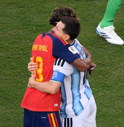 19 July 2026 - Spain v Argentina - Metlife Stadium - 2026 World Cup Final - USA. 19 July 2026 - Spain v Argentina - Metlife Stadium - 2026 World Cup Final - USA. Lionel Messi and Lamine Yamal embrce at the final whistle. Picture : Mark Pain NEW YORK USA  Copyright: xMarkxPainx