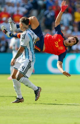 Spain v Argentina: Final - FIFA World Cup, WM, Weltmeisterschaft, Fussball 2026 Enzo Fernandez of Argentina fouls Pau Cubarsi of Spain which resulted in a 2nd yellow card and been sent off during the FIFA World Cup 2026 Final match between Spain and Argentina at New York New Jersey Stadium on July 19, 2026 in East Rutherford, United States. East Rutherford New York New Jersey Stadium NJ United States Copyright: xAllstarxPicturexLibraryxLtdx