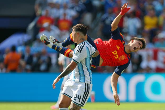Sport Bilder des Tages #2 Spain v Argentina: Final - FIFA World Cup, WM, Weltmeisterschaft, Fussball 2026 Enzo Fernandez of Argentina fouls Pau Cubarsi of Spain which resulted in a 2nd yellow card and been sent off during the FIFA World Cup 2026 Final match between Spain and Argentina at New York New Jersey Stadium on July 19, 2026 in East Rutherford, United States. East Rutherford New York New Jersey Stadium NJ United States Copyright: xAllstarxPicturexLibraryxLtdx