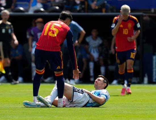 Alex Baena (Spain, 15) hilft Lionel Messi (Argentina, 10) nach einem Foul wieder auf die Beine. USA, FIFA Weltmeisterschaft Finale, Spanien vs Argentinien, East Rutherford, 19.07.2026 FIFA Weltmeisterschaft Finale, Spanien vs Argentinien, East Rutherford, 19.07.2026 East Rutherford *** Alex Baena (Spain, 15) helps Lionel Messi (Argentina, 10) back to his feet after a foul—USA, FIFA World Cup Final, Spain vs. Argentina, East Rutherford, July 19, 2026 FIFA World Cup Final, Spain vs. Argentina, East Rutherford, July 19, 2026 East Rutherford Copyright: xEibner-Pressefoto ScottxColemanx EP_SCN