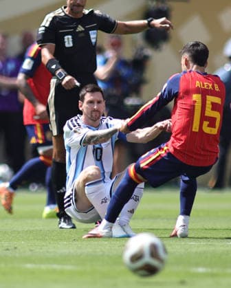 July 19, 2026, East Rutherford, New Jersey, USA: Spain midfielder Alex Baena (15) helps up Argentina forward Lionel Messi (10) during the July 19th FIFA World Cup, WM, Weltmeisterschaft, Fussball 2026 Final Match between Spain and Argentina at MetLife Stadium in East Rutherford, New Jersey. FIFA World Cup 2026 Final Match: Spain : Argentina  - ZUMAs325 20260719_zsp_s325_130 Copyright: xJessxStilesx
