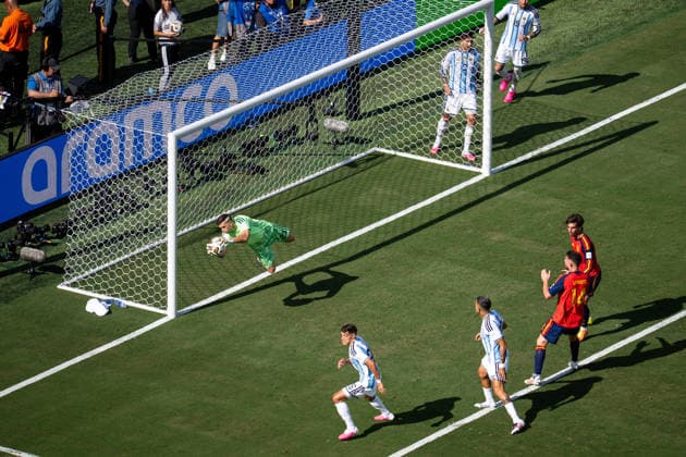 Fußball, WM 2026, 20260719, Spanien - Argentinien. Im Bild Torwart Emiliano MARTINEZ (Argentinien, 23) hält Ball. East Rutherford New-York-New-Jersey-Stadion New Jersey Vereinigte Staaten von Amerika *** Soccer, 2026 World Cup, 20260719, Spain vs. Argentina. Pictured: Argentina goalkeeper Emiliano MARTINEZ, 23, holding the ball. East Rutherford, New York, New Jersey Stadium, New Jersey, United States of America Copyright: Passion2Press MarkusxFischerx