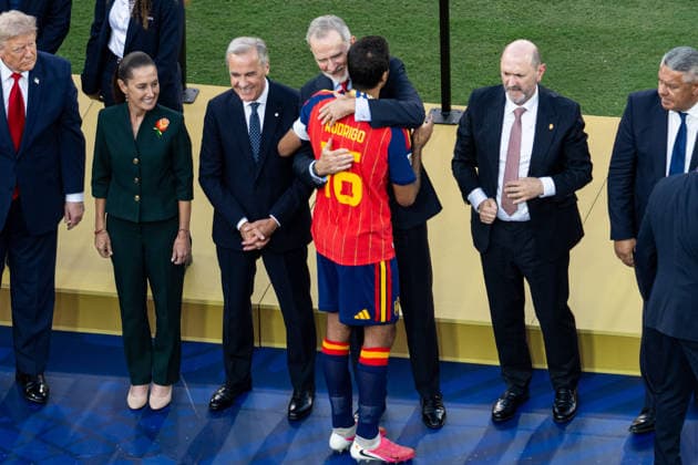 Fußball, WM 2026, 20260719, Spanien - Argentinien. Im Bild v.l. RODRI (Spanien, 16), König spaniens Felipe VI.. East Rutherford New-York-New-Jersey-Stadion New Jersey Vereinigte Staaten von Amerika *** Soccer, 2026 World Cup, 20260719, Spain vs. Argentina. Pictured, from left: RODRI (Spain), 16, King Felipe VI of Spain, East Rutherford, New York, New Jersey, Stadium, New Jersey, United States of America Copyright: Passion2Press MarkusxFischerx