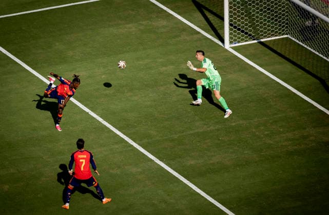 New York, USA 19th Jul 2026. Nico Williams (ESP) Emiliano Martinez (ARG) Spain - Argentina World Cup Final Spanien - Argentinien 19.07.2026 *** New York, USA, July 19, 2026; Nico Williams (ESP), Emiliano Martinez (ARG); Spain vs. Argentina, World Cup Final, July 19, 2026