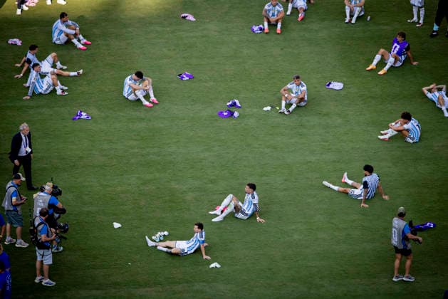 Sport Themen der Woche KW29 Sport Bilder des Tages #2 New York, USA 19th Jul 2026. Lionel Messi (ARG) and his team-mates are sitting on the pitch, looking disappointed Spain - Argentina World Cup Final Spanien - Argentinien 19.07.2026 *** New York, USA, July 19, 2026: Lionel Messi (ARG) and his teammates are sitting on the field, looking disappointed. Spain vs. Argentina World Cup Final, July 19, 2026