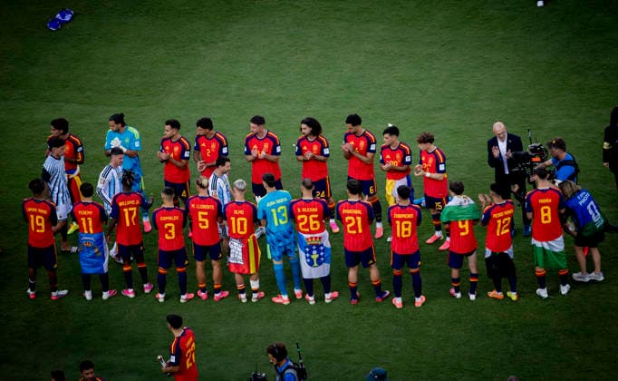 New York, USA 19th Jul 2026. The Spanish team is standing up for Lionel Messi (ARG) Rodrigo De Paul (ARG) Spain - Argentina World Cup Final Spanien - Argentinien 19.07.2026 *** New York, USA, July 19, 2026. The Spanish team is standing up for Lionel Messi (ARG) and Rodrigo De Paul (ARG). Spain vs. Argentina, World Cup Final, July 19, 2026