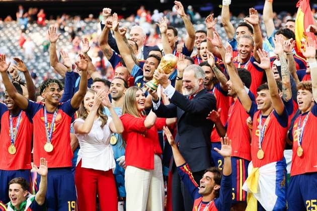 July 19, 2026, East Rutherford, Nj, United States: The Spanish royal family, including King Felipe VI, Queen Letizia, Princess Leonor, and Infanta Sofia, celebrate the World Cup title alongside the players at New York New Jersey Stadium, in East Rutherford, United States, on Sunday, July 19, 2026.(Foto: Brazil Photo Press Brazil Photo Press) INTERNATIONAL East Rutherford United States - ZUMAv122 20260719_aap_v122_108 Copyright: xWilliamxVolcovx