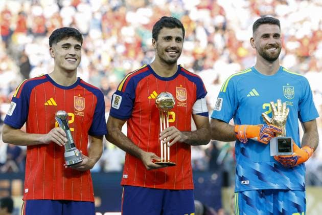 EAST RUTHERFORD, NEW JERSEY - (LR) Pau Cubarsi of Spain, winner of the 2026 FIFA World Cup, WM, Weltmeisterschaft, Fussball Young Player Award, Rodri of Spain, winner of the 2026 FIFA World Cup Golden Ball, Spain goalkeeper Unai Simon, winner of the Adidas 2026 FIFA World Cup Golden Glove, after the 2026 FIFA World Cup final between Spain and Argentina at the New York New Jersey Stadium on July 19, 2026, in East Rutherford, New Jersey, United States. MAURICE VAN STEEN ANP World Cup Soccer 2026 xVIxANPxSportx xMauricexvanxSteenxIVx 563902544 originalFilename: 563902544.jpg