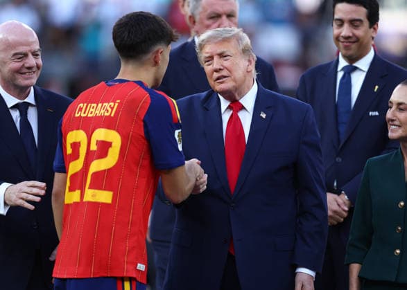 New Jersey, USA, 19th July 2026. Pau Cubarsi of Spain shakes hands with Donald Trump, president of the United States of America before receiving the young player of the tournament award during the Spain vs Argentina FIFA World Cup, WM, Weltmeisterschaft, Fussball final match at the Metlife Stadium, New Jersey. Picture credit should read: Paul Terry Sportimage EDITORIAL USE ONLY. No use with unauthorised audio, video, data, fixture lists, club league logos or live services. Online in-match use limited to 120 images, no video emulation. No use in betting, games or single club league player publications. SPI_151_PT_Spain_Argentina SPI-4862-0151