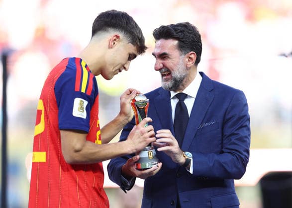 New Jersey, USA, 19th July 2026. Pau Cubarsi of Spain is presented the young player of the tournament award by Yasir Al-Rumayyan during the Spain vs Argentina FIFA World Cup, WM, Weltmeisterschaft, Fussball final match at the Metlife Stadium, New Jersey. Picture credit should read: Paul Terry Sportimage EDITORIAL USE ONLY. No use with unauthorised audio, video, data, fixture lists, club league logos or live services. Online in-match use limited to 120 images, no video emulation. No use in betting, games or single club league player publications. SPI_153_PT_Spain_Argentina SPI-4862-0153