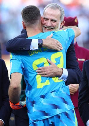 New Jersey, USA, 19th July 2026. Unai Simon of Spain shakes hands with Felipe VI, King of Spain after receiving the Golden Glove award during the Spain vs Argentina FIFA World Cup, WM, Weltmeisterschaft, Fussball final match at the Metlife Stadium, New Jersey. Picture credit should read: Paul Terry Sportimage EDITORIAL USE ONLY. No use with unauthorised audio, video, data, fixture lists, club league logos or live services. Online in-match use limited to 120 images, no video emulation. No use in betting, games or single club league player publications. SPI_159_PT_Spain_Argentina SPI-4862-0159