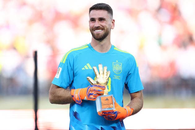 New Jersey, USA, 19th July 2026. Unai Simon of Spain with the Golden Glove award after the Spain vs Argentina FIFA World Cup, WM, Weltmeisterschaft, Fussball final match at the Metlife Stadium, New Jersey. Picture credit should read: Paul Terry Sportimage EDITORIAL USE ONLY. No use with unauthorised audio, video, data, fixture lists, club league logos or live services. Online in-match use limited to 120 images, no video emulation. No use in betting, games or single club league player publications. SPI_163_PT_Spain_Argentina SPI-4862-0163