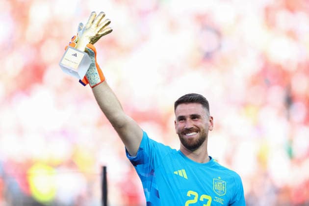 New Jersey, USA, 19th July 2026. Unai Simon of Spain with the Golden Glove award after the Spain vs Argentina FIFA World Cup, WM, Weltmeisterschaft, Fussball final match at the Metlife Stadium, New Jersey. Picture credit should read: Paul Terry Sportimage EDITORIAL USE ONLY. No use with unauthorised audio, video, data, fixture lists, club league logos or live services. Online in-match use limited to 120 images, no video emulation. No use in betting, games or single club league player publications. SPI_164_PT_Spain_Argentina SPI-4862-0164