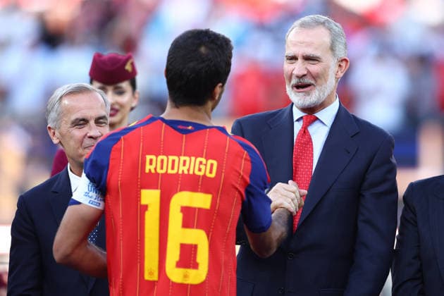 New Jersey, USA, 19th July 2026. Rodri of Spain shakes hands with Felipe VI, King of Spain after receiving the Golden Ball trophy for player of the tournament after the Spain vs Argentina FIFA World Cup, WM, Weltmeisterschaft, Fussball final match at the Metlife Stadium, New Jersey. Picture credit should read: Paul Terry Sportimage EDITORIAL USE ONLY. No use with unauthorised audio, video, data, fixture lists, club league logos or live services. Online in-match use limited to 120 images, no video emulation. No use in betting, games or single club league player publications. SPI_167_PT_Spain_Argentina SPI-4862-0167