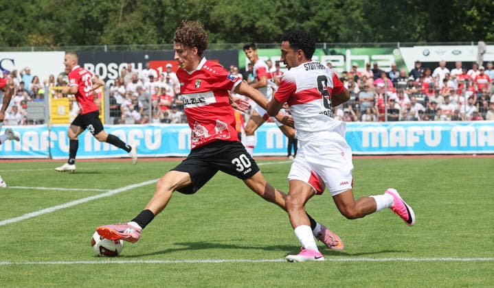 19.07.2026, Deutschland, Balingen, Fußball Bundesliga, Saison 2026 2027, Testspiel, TSG Balingen vs. VfB Stuttgart, von links: Henoch Grauer ( Bali ) Tiago Tomas ( VfB ) *** July 19, 2026, Germany, Balingen, Bundesliga, 2026–2027 season, Friendly Match, TSG Balingen vs. VfB Stuttgart, from left: Henoch, Grauer, Bali, Tiago, Tomas, VfB