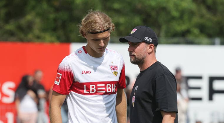 19.07.2026, Deutschland, Balingen, Fußball Bundesliga, Saison 2026 2027, Testspiel, TSG Balingen vs. VfB Stuttgart, von links: Tim van der Leij Sebastian Hoeneß ( VfB ) *** July 19, 2026, Germany, Balingen, Bundesliga, 2026–2027 season, Friendly match, TSG Balingen vs. VfB Stuttgart, from left: Tim van der Leij, Sebastian Hoeneß, VfB