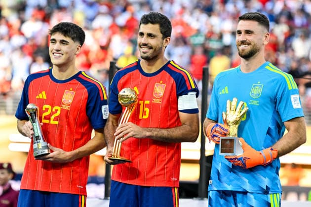 EAST RUTHERFORD, NEW JERSEY - JULY 19: Pau Cubarsi of Spain with the aramco FIFA Young Player award, Rodri of Spain with the adidas Golden Ball award and Spain goalkeeper Unai Simon with adidas Golden Glove award pose for a photo after the FIFA World Cup, WM, Weltmeisterschaft, Fussball 2026 Final match between Spain and Argentina at New York New Jersey Stadium on July 19, 2026 in East Rutherford, United States.  Copyright: xMBxMediax