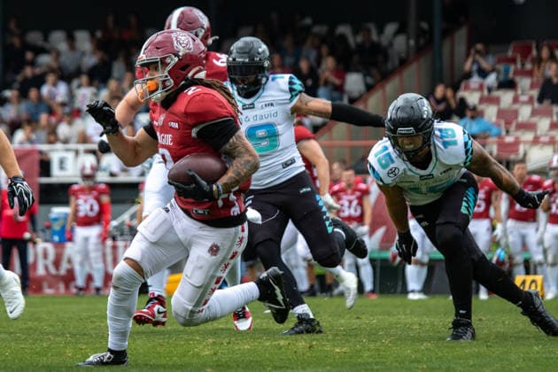 Jaylon Henderson 6, Prague Lions being chased by Johannes Zirngibl 15, Munich Ravens , Prague Lions vs Munich Ravens, American Football, EUROPEAN FOOTBALL ALLIANCE (EFA), Week 10, 2026, 19.07.2026 Praha MÄ›stskÃ½ Stadion Czechia Copyright: xM51x