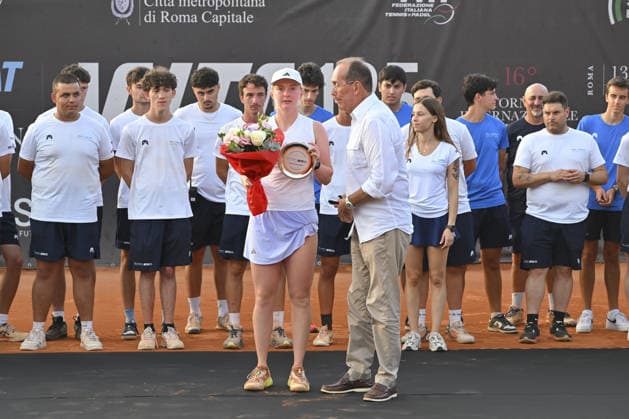 IPA86833633 - Francesca Jones—the winner—was honored during the awards ceremony following the final match at the ATV Bancomat Tennis Open WTA, Tennis Damen 125 at the Antico Tiro a Volo Club on July 19, 2026, in Rome, Italy. (Photo by Roberto Bettacchi) July 19, 2026, in Rome, Italy. (Photo by Roberto Bettacchi)  Copyright: xRobertoxBettacchi IPAxSportx xx 86833633