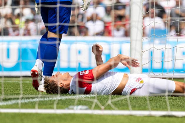 Deutschland: TSG Balingen vs VfB Stuttgart, Testspiel, Saison 2026 27, (Balingen): Grischa Prömel Grischa Proemel, (VfB Stuttgart, 21) liegt nach Torchance im Tor am Boden Balingen Bizerba-Arena Baden Württemberg Deutschland *** Germany: TSG Balingen vs. VfB Stuttgart, Friendly Match, 2026–27 Season, Balingen; Grischa Prömel (Grischa Proemel), VfB Stuttgart, lies on the ground in front of the goal after a scoring chance; Balingen Bizerba Arena, Baden-Württemberg, Germany Copyright: xBenedictxChristx