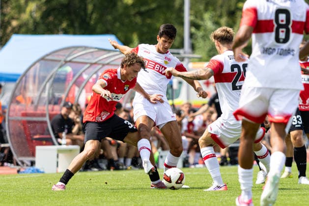 Deutschland: TSG Balingen vs VfB Stuttgart, Testspiel, Saison 2026 27, (Balingen): Chema Andres, (VfB Stuttgart, 30) im Zweikampf Balingen Bizerba-Arena Baden Württemberg Deutschland *** Germany: TSG Balingen vs. VfB Stuttgart, Friendly Match, 2026–27 Season, Balingen Chema Andres, VfB Stuttgart, 30 in a tackle, Balingen Bizerba Arena, Baden-Württemberg, Germany Copyright: xBenedictxChristx