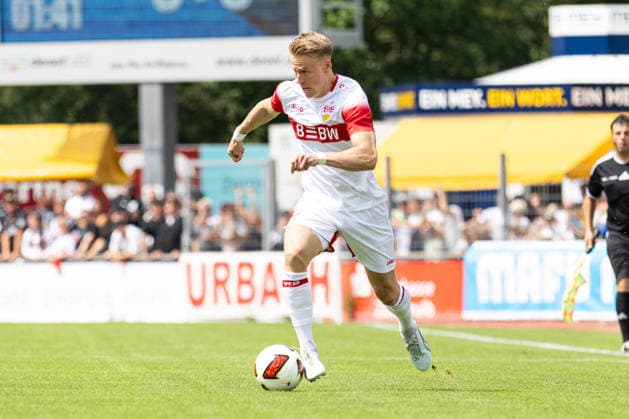 Deutschland: TSG Balingen vs VfB Stuttgart, Testspiel, Saison 2026 27, (Balingen): Chris Führich Chris Fuehrich, (VfB Stuttgart, 10) am Ball Balingen Bizerba-Arena Baden Württemberg Deutschland *** Germany: TSG Balingen vs. VfB Stuttgart, Friendly Match, 2026–27 Season, Balingen: Chris Führich, VfB Stuttgart, 10 on the Ball, Balingen Bizerba Arena, Baden-Württemberg, Germany Copyright: xBenedictxChristx