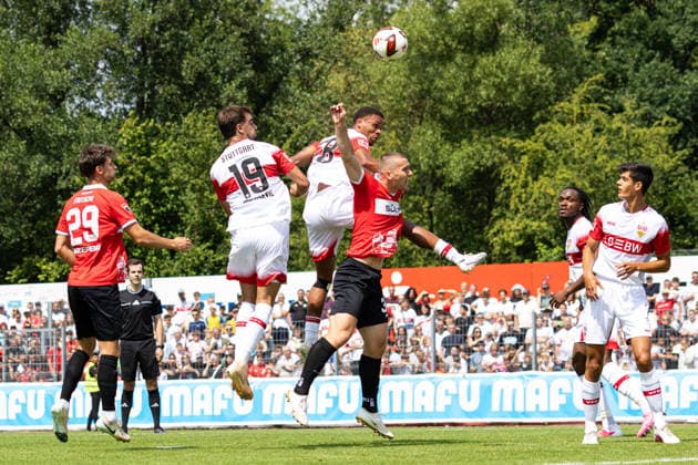 Deutschland: TSG Balingen vs VfB Stuttgart, Testspiel, Saison 2026 27, (Balingen): Nikolas Nartey, (VfB Stuttgart, 28) im Zweikampf mit einem TSG Balingen Spieler Balingen Bizerba-Arena Baden Württemberg Deutschland *** Germany: TSG Balingen vs. VfB Stuttgart, Friendly Match, 2026–27 Season, Balingen: Nikolas Nartey of VfB Stuttgart, age 28, in a tackle with a TSG Balingen player, Bizerba Arena, Balingen, Baden-Württemberg, Germany Copyright: xBenedictxChristx