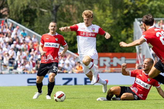 Deutschland: TSG Balingen vs VfB Stuttgart, Testspiel, Saison 2026 27, (Balingen): Finn Jeltsch, (VfB Stuttgart, 29) setzt sich am Ball gegen Gegenspieler durch Balingen Bizerba-Arena Baden Württemberg Deutschland *** Germany: TSG Balingen vs. VfB Stuttgart, Friendly Match, 2026–27 Season, Balingen: Finn Jeltsch (VfB Stuttgart, 29) wins the ball against an opponent at the Bizerba Arena in Balingen, Baden-Württemberg, Germany Copyright: xBenedictxChristx
