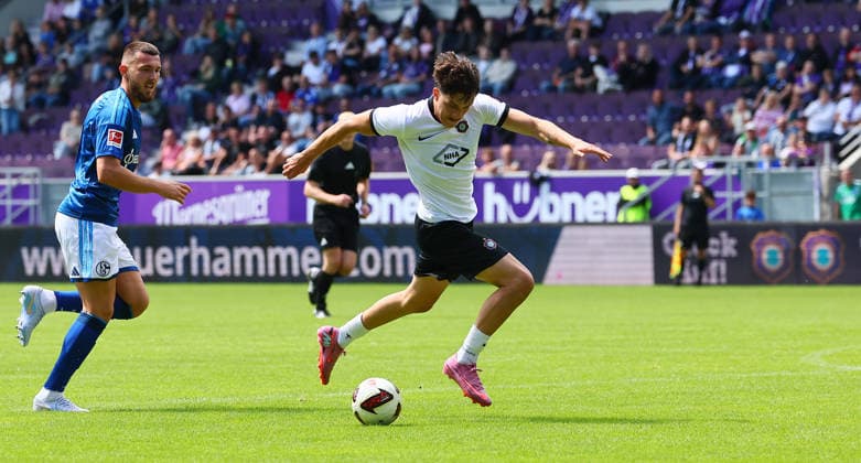 Erz.Aue - Schalke 04 Testspiel Aue, 19.07.2026, eins-Erzgebirgsstadion, Fussball, Testspiel , FC Erzgebirge Aue vs. FC Schalke 04 , Im Bild: Maxim Burghardt (21, Aue) am Ball , *** Erz Aue vs. Schalke 04 Friendly Match, Aue, July 19, 2026, at Erzgebirgsstadion, Soccer, Friendly Match, FC Erzgebirge Aue vs. FC Schalke 04, Pictured: Maxim Burghardt, 21, Aue in possession, Picture Point
