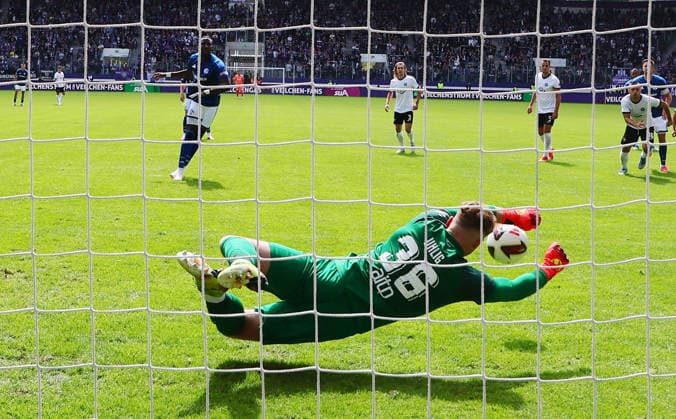Erz.Aue - Schalke 04 Testspiel Aue, 19.07.2026, eins-Erzgebirgsstadion, Fussball, Testspiel , FC Erzgebirge Aue vs. FC Schalke 04 , Im Bild: Torwart Max Uhlig (36, Aue) pariert einen Foulelfmeter von Bryan Lasme ( 11, Schalke) , *** Erz Aue Schalke 04 Friendly Match, Aue, July 19, 2026, at Erzgebirgsstadion, Soccer, Friendly Match, FC Erzgebirge Aue vs. FC Schalke 04, Pictured: Goalkeeper Max Uhlig, 36, Aue saves a penalty kick taken by Bryan Lasme (No. 11), Schalke, Picture Point