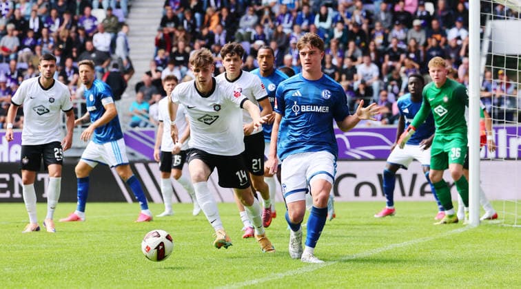 Erz.Aue - Schalke 04 Testspiel Aue, 19.07.2026, eins-Erzgebirgsstadion, Fussball, Testspiel , FC Erzgebirge Aue vs. FC Schalke 04 , Im Bild v.l.: Levi Wagner (14, Aue) und Dylan Leonard ( 3, Schalke) , *** Erz Aue vs. Schalke 04 Friendly Match, Aue, July 19, 2026, at Erzgebirgsstadion, Soccer, Friendly Match, FC Erzgebirge Aue vs. FC Schalke 04, Pictured from left: Levi Wagner 14, Aue, and Dylan Leonard, 3, Schalke, Picture Point