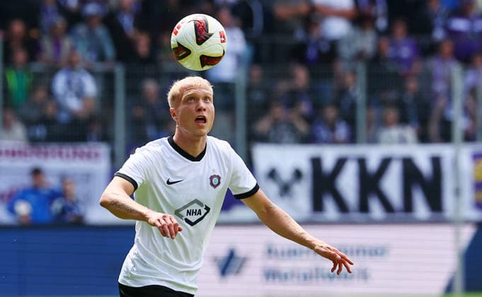 Erz.Aue - Schalke 04 Testspiel Aue, 19.07.2026, eins-Erzgebirgsstadion, Fussball, Testspiel , FC Erzgebirge Aue vs. FC Schalke 04 2:4 (0:2) , Im Bild: Linus Queißer Queisser (10, Aue) , *** Erz Aue Schalke 04 Friendly Match, Aue, July 19, 2026, at Erzgebirgsstadion, Soccer, Friendly Match, FC Erzgebirge Aue vs. FC Schalke 04 2-4-0-2, Pictured: Linus Queißer (No. 10), Aue, Picture Point