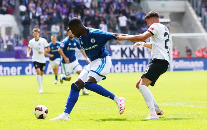 Erz.Aue - Schalke 04 Testspiel Aue, 19.07.2026, eins-Erzgebirgsstadion, Fussball, Testspiel , FC Erzgebirge Aue vs. FC Schalke 04 2:4 (0:2) , Im Bild v.l.: Bryan Lasme ( 11, Schalke) und Stylianos Kokovas (29, Aue) , *** Erz Aue Schalke 04 Friendly Match, Aue, July 19, 2026, at Erzgebirgsstadion, Soccer, Friendly Match, FC Erzgebirge Aue vs. FC Schalke 04 2–4–0–2, Pictured, from left: Bryan Lasme (11), Schalke, and Stylianos Kokovas (29), Aue, Picture Point