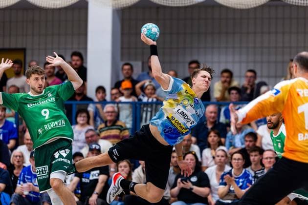 19.07.2026, GER, Handball, Maenner, Saison 26 27, Opel 1.Bl, Testspiel, ThSV Eisenach - HSG Wetzlar Niklas Theiss (HSG Wetzlar), Oskar Joelsson (ThSV Eisenach,3) 99848 Wutha-Farnroda Hörselberghalle Thueringen Deutschland *** July 19, 2026, GER, Handball, Men, Season 26–27, Opel 1st Division, Friendly Match, ThSV Eisenach vs. HSG Wetzlar, Niklas Theiss (HSG Wetzlar), Oskar Joelsson (ThSV Eisenach), 3 99848 Wutha Farnroda, Hörselberghalle, Thuringia, Germany
