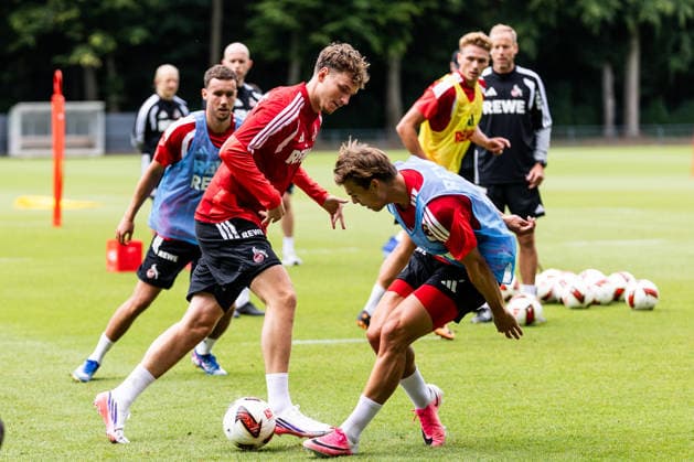 COLOGNE, GERMANY - JULY 20: Rav van den Berg (1. FC Koeln, 33) controls the ball against Joel Schmied (1. FC Koeln, 2) during a training session of season 2026 27 at Geissbockheim on July 20, 2026 in Cologne, Germany. North Rhine Westphalia Germany Copyright: xSteffiexWunderlx