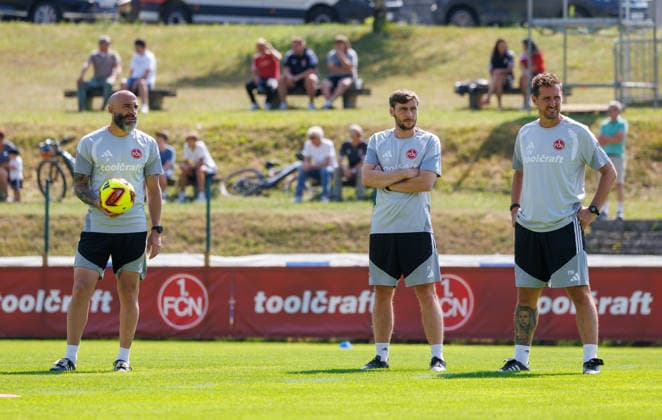 20.07.2026 - Fussball - 2. Fussball-Bundesliga - Saison 2026 2027 - 1. FC Nürnberg FCN Club - Trainingslager Sommer Sommertrainingslager Gais - Bruneck - Südtirol - Zink DaMa - xdaxmax - Javier Pinola (Co-Trainer 1. FC Nürnberg FCN ) Matthias Kreutzer ( Co-Trainer 1. FC Nürnberg FCN ) Miroslav Miro Klose ( Trainer 1. FC Nürnberg FCN ) nachdenklich *** July 20, 2026 Soccer 2 Soccer Bundesliga 2026–2027 Season 1 FC Nürnberg (FCN) Club Summer Training Camp Summer Training Camp in Gais, Bruneck, South Tyrol Zink DaMa xdaxmax Javier Pinola, Assistant Coach, 1 FC Nürnberg FCN Matthias Kreutzer, Assistant Coach, 1. FC Nürnberg (FCN) Miroslav Miro Klose, Head Coach, 1. FC Nürnberg (FCN), deep in thought