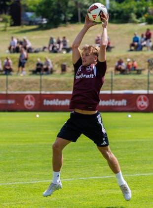 20.07.2026 - Fussball - 2. Fussball-Bundesliga - Saison 2026 2027 - 1. FC Nürnberg FCN Club - Trainingslager Sommer Sommertrainingslager Gais - Bruneck - Südtirol - Zink DaMa - xdaxmax - Tim Janisch (32, 1. FC Nürnberg FCN ) und Mannschaft Team des FCN mit Geschicklichkeitsspiel *** July 20, 2026 Soccer 2 Soccer Bundesliga 2026–2027 Season 1 FC Nuremberg (FCN) Club Summer Training Camp Summer Training Camp in Gais, Brunico, South Tyrol Zink DaMa xdaxmax Tim Janisch 32, 1 FC Nuremberg (FCN) and the FCN team playing a skill game