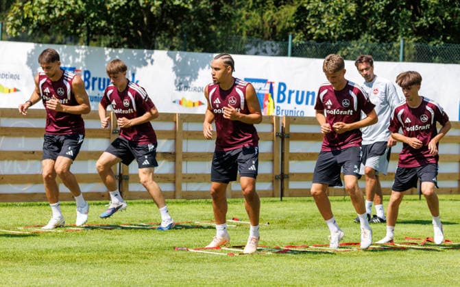 20.07.2026 - Fussball - 2. Fussball-Bundesliga - Saison 2026 2027 - 1. FC Nürnberg FCN Club - Trainingslager Sommer Sommertrainingslager Gais - Bruneck - Südtirol - Zink DaMa - xdaxmax - Adam Markhiev (6, 1. FC Nürnberg FCN ) Marko Soldic (16, 1. FC Nürnberg FCN ) Rafael Lubach (18, 1. FC Nürnberg FCN ) Kristian Mandic (36, 1. FC Nürnberg FCN ) Marc Kornwachs (15, 1. FC Nürnberg FCN ) wärmen sich auf beobachtet von Johannes Hannes Wieber ( Head Of Performance 1. FC Nürnberg FCN ) *** July 20, 2026 Soccer 2 Soccer Bundesliga 2026–2027 Season 1 FC Nuremberg (FCN) Club Summer Training Camp Summer Training Camp in Gais, Brunico, South Tyrol Zink DaMa xdaxmax Adam Markhiev 6, 1 FC Nuremberg (FCN) Marko Soldic 16, 1 FC Nuremberg (FCN) Rafael Lubach 18, 1 FC Nuremberg (FCN) Kristian Mandic 36, 1 FC Nuremberg (FCN) Marc Kornwachs 15, 1 FC Nuremberg (FCN) warming up under the watchful eye of Johannes Hannes Wieber, Head of Performance at 1 FC Nuremberg (FCN)
