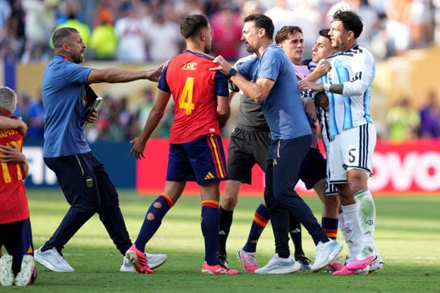 2026-07-19 Spain v Argentina - Final - FIFA World Cup, WM, Weltmeisterschaft, Fussball 2026 EAST RUTHERFORD, UNITED STATES - JULY 19: Eric Garcia of Spain, coach Lionel Scaloni of Argentina, Gavi of Spain, Leandro Paredes of Argentina during the Final - FIFA World Cup 2026 match between Spain and Argentina at New York New Jersey Stadium on July 19, 2026 in East Rutherford, New Jersey. (Photo by Pablo Morano BSR Agency) East Rutherford United States Content not available for redistribution in The Netherlands directly or indirectly through any third parties. Copyright: xBSRxAgencyx