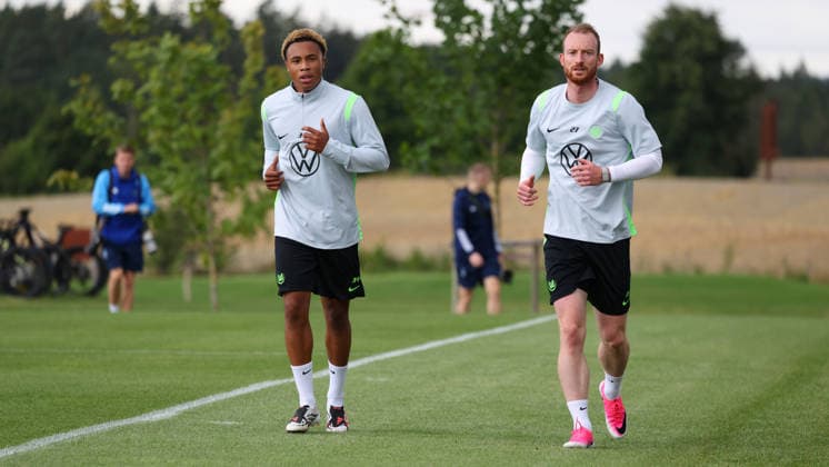 VfL Trainingslager, Weimarer Land Blankenhain, 20.07.2026, Fußball, Herren, Saison 2026 2027, 2. BL, VfL Wolfsburg, Sommer-Trainingslager: Tag 2., Dinaylo Brito (VfL Wolfsburg), Maximilian Arnold (VfL Wolfsburg) Weimarer Land Niedersachsen Deutschland *** VfL Training Camp, Weimarer Land Blankenhain, July 20, 2026, Soccer, Men s, 2026–2027 Season, 2. Bundesliga, VfL Wolfsburg, Summer Training Camp Day 2, Dinaylo Brito (VfL Wolfsburg), Maximilian Arnold (VfL Wolfsburg), Weimarer Land, Lower Saxony, Germany