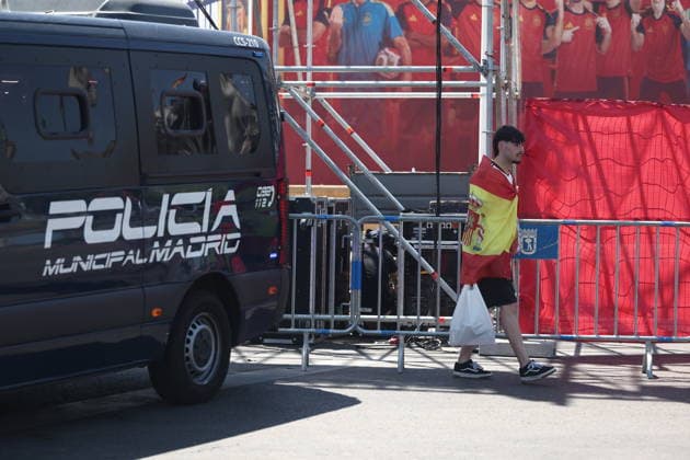 Madrid se prepara para recibir a la Selección Espanola tras la victoria del Mundial de fútbol 2026 Varias personas esperan a la llegada de los jugadores durante los preparativos para la llegada de la Selección Espanola, a 20 de julio de 2026, en Madrid (Espana). La Selección Espanola celebra la conquista de su segunda Copa del Mundo 2026, tras vencer en la final a Argentina, en una rúa cuyo recorrido será desde Moncloa hasta Cibeles. 20 JULIO 2026 Madrid Madrid Espana *** Madrid is preparing to welcome the Spanish National Team following its victory in the 2026 World Cup. Several people are waiting for the players’ arrival as preparations are underway for the Spanish National Team’s arrival on July 20, 2026, in Madrid, Spain. The Spanish national team is celebrating its second 2026 World Cup victory, after defeating Argentina in the final, in a parade that will run from Moncloa to Cibeles on July 20, 2026, in Madrid, Spain.  Copyright: xEduardoxParrax 7677468