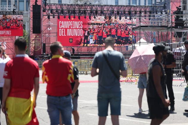Madrid se prepara para recibir a la Selección Espanola tras la victoria del Mundial de fútbol 2026 Varias personas esperan a la llegada de los jugadores durante los preparativos para la llegada de la Selección Espanola, a 20 de julio de 2026, en Madrid (Espana). La Selección Espanola celebra la conquista de su segunda Copa del Mundo 2026, tras vencer en la final a Argentina, en una rúa cuyo recorrido será desde Moncloa hasta Cibeles. 20 JULIO 2026 Madrid Madrid Espana *** Madrid is preparing to welcome the Spanish National Team following its victory in the 2026 World Cup. Several people are waiting for the players’ arrival as preparations are underway for the Spanish National Team’s arrival on July 20, 2026, in Madrid, Spain. The Spanish national team is celebrating its second 2026 World Cup victory, after defeating Argentina in the final, in a parade that will run from Moncloa to Cibeles on July 20, 2026, in Madrid, Spain.  Copyright: xEduardoxParrax 7677471