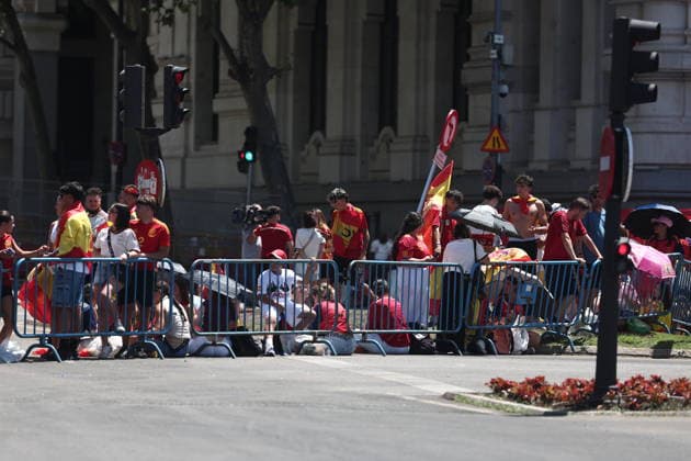 Madrid se prepara para recibir a la Selección Espanola tras la victoria del Mundial de fútbol 2026 Varias personas esperan a la llegada de los jugadores durante los preparativos para la llegada de la Selección Espanola, a 20 de julio de 2026, en Madrid (Espana). La Selección Espanola celebra la conquista de su segunda Copa del Mundo 2026, tras vencer en la final a Argentina, en una rúa cuyo recorrido será desde Moncloa hasta Cibeles. 20 JULIO 2026 Madrid Madrid Espana *** Madrid is preparing to welcome the Spanish National Team following its victory in the 2026 World Cup. Several people are waiting for the players’ arrival as preparations are underway for the Spanish National Team’s arrival on July 20, 2026, in Madrid, Spain. The Spanish national team is celebrating its second 2026 World Cup victory, after defeating Argentina in the final, in a parade that will run from Moncloa to Cibeles on July 20, 2026, in Madrid, Spain.  Copyright: xEduardoxParrax 7677467