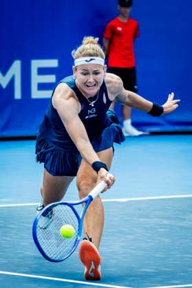 Marie Bouzkova of Czech Republic returns a ball to Jessica Bouzas Maneiro of Spain during the WTA, Tennis Damen 250 Livesport Prague Open 2026 tennis tournament match on July 20, 2026, in Prague, Czech Republic. (CTKxPhoto VitxSimanek) CTKPhotoP2026072005167  CTKPhotoP2026072005167